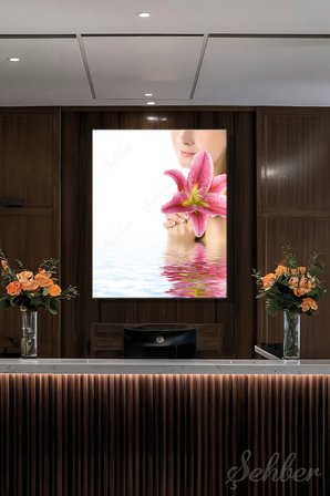Dikey Kanvas Tablo Tekli Kuaför Güzellik Salonu Spa Pembe Zambaklı Kadın Portre 2785