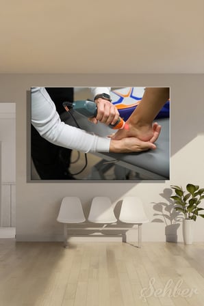 Yatay Kanvas Tablo Tekli Fizik Tedavi Ayak Bileğine MLS Lazer Tedavisi Uygulaması Fizyoterapi 2913