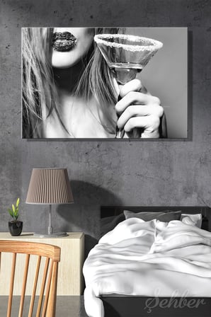 Şekerlerle Kaplı Bir Martini Kadehi Tutan Kadın Fotoğrafı Yatay Kanvas Tablo Tekli Ev Kafe Ofis 3149
