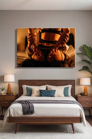 BDSM Erkeğin Kucağında Elleri Arkadan Kelepçeli Kadın Fotoğrafı Yatay Kanvas Tablo Tekli 3198