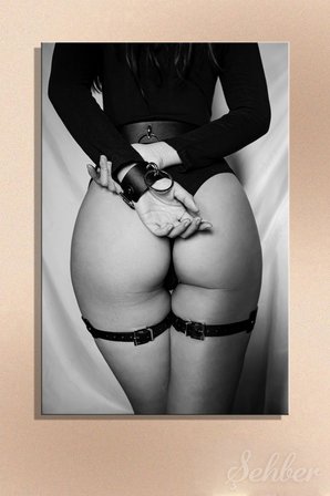 Siyah Deri BDSM Aksesuarlı Kadın Siyah Beyaz Fotoğrafı Dikey Kanvas Tablo Tekli 3208