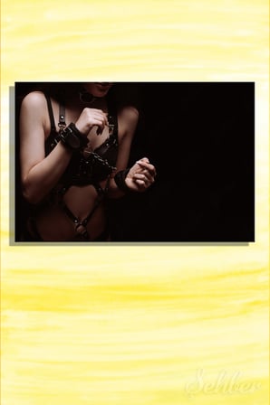 Deri BDSM Kıyafetli Kelepçeli Kadın Model Renkli Fotoğraf Yatay Kanvas Tablo Tekli Ev Kafe Ofis 3230