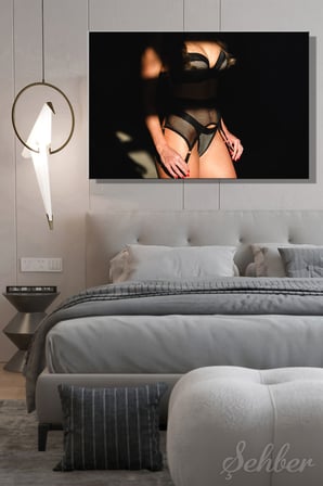 Siyah Ağ Detaylı İç Çamaşırlı Kadın Model Sanatsal Renkli Fotoğraf Dikey Kanvas Tablo Tekli 3233