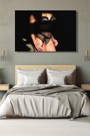 Siyah Ağ Detaylı İç Çamaşırlı Kadın Model Sanatsal Renkli Fotoğraf Dikey Kanvas Tablo Tekli 3233