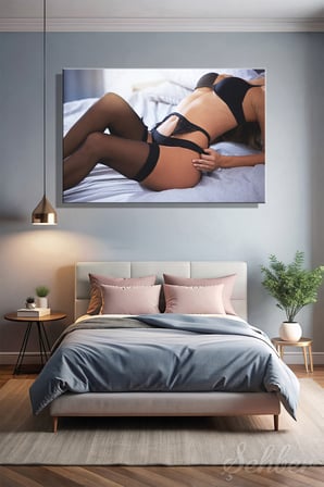 Siyah İç Çamaşırlı Jartiyerli Yatan Kadın Model Renkli Fotoğrafı Yatay Kanvas Tablo Tekli 3252