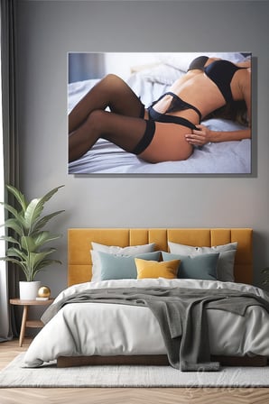 Siyah İç Çamaşırlı Jartiyerli Yatan Kadın Model Renkli Fotoğrafı Yatay Kanvas Tablo Tekli 3252