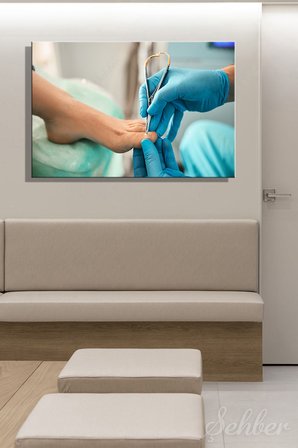 Podolog Ayak Sağlığı Uzmanının Batık Tırnak Bakımı/Tedavisi Uygulaması Yatay Kanvas Tablo Tekli 3676