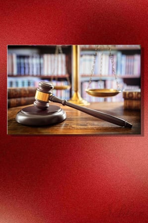Hakim Tokmağı (Gavel) Ve Flu Kütüphane Rafları İle Adalet Terazisi Yatay Kanvas Tablo 3860