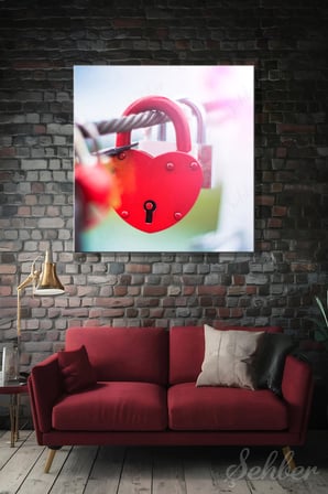 Parlak Kırmızı Renkli Kalp Şeklinde Romantik Bir Ask Kilidi Kare Kanvas Tablo Tekli 3960