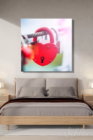 Parlak Kırmızı Renkli Kalp Şeklinde Romantik Bir Ask Kilidi Kare Kanvas Tablo Tekli 3960
