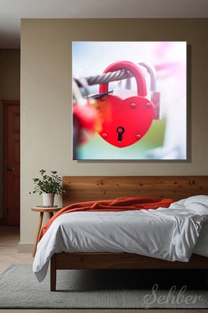 Parlak Kırmızı Renkli Kalp Şeklinde Romantik Bir Ask Kilidi Kare Kanvas Tablo Tekli 3960
