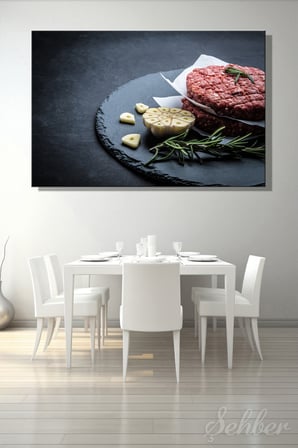 Sunum Tabağında İki Adet Çiğ Hamburger Köftesi Sarımsak Ve Biberiye Yatay Kanvas Tablo 4007
