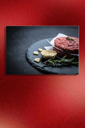 Sunum Tabağında İki Adet Çiğ Hamburger Köftesi Sarımsak Ve Biberiye Yatay Kanvas Tablo 4007