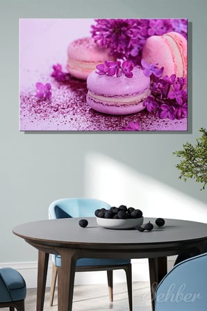 Mor Ve Pembe Tonlarında Fransız Makaronları İle Lila Renkli Çiçekler Yatay Kanvas Tablo 4060