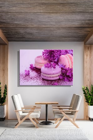 Mor Ve Pembe Tonlarında Fransız Makaronları İle Lila Renkli Çiçekler Yatay Kanvas Tablo 4060