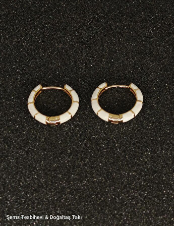 Beyaz Seramik Görünümlü Altın Detaylı Kadın Halka Küpe – Şık Minimal Tasarım