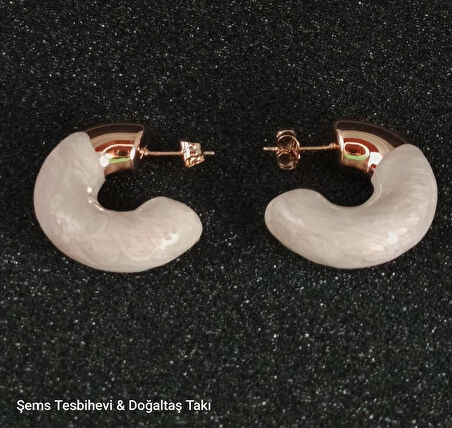 Krem Mermer Desenli Altın Uçlu Kadın Küpe – Zarif Yarım Halka Model