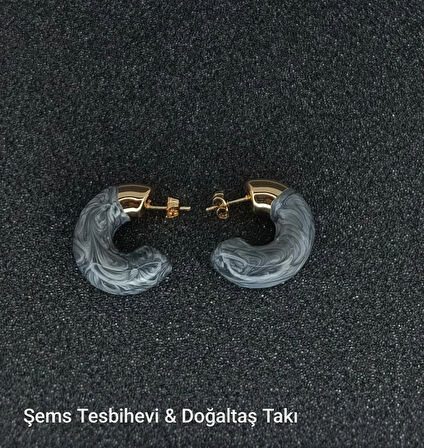 Gri Mermer Desenli Altın Uçlu Kadın Küpe – Modern Yarım Halka Model