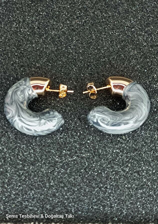 Gri Mermer Desenli Altın Uçlu Kadın Küpe – Modern Yarım Halka Model