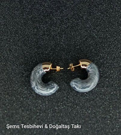 Gri Mermer Desenli Altın Uçlu Kadın Küpe – Modern Yarım Halka Model