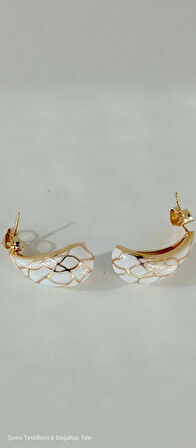 Altın Detaylı Beyaz Desenli Şık Küpe 