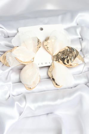 Pirinç Gold Renk Beyaz Tüllü Lotus Kadın Küpe 5886