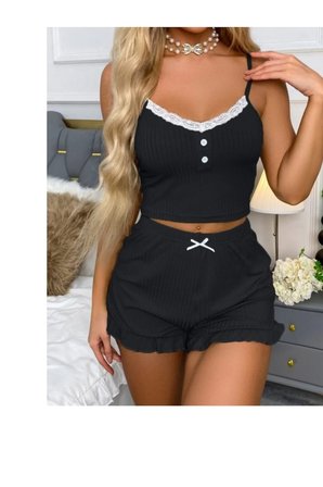Siyah Likralı Düğmeli Yumuşacık 2Lİ Pijama Takımı