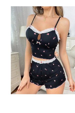 Yumuşak Kumaşlı Çiçekli Şortlu Dantelli Gecelik Takımı, Rahat ve Şık Ev Giyim,Kadın Pijama