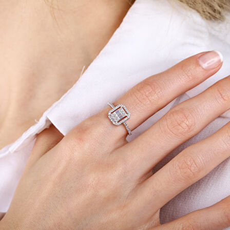 Baguette Beyaz Altın Yüzük Kenar Taşlı