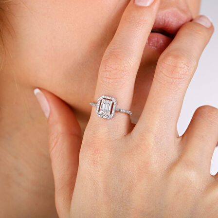 Baguette Beyaz Altın Yüzük Kenar Taşlı