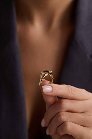 Saphire Taşlı Altın Triangle Yüzük