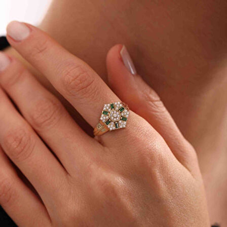Baget Detaylı Altın Taşlı Yüzük Emerald
