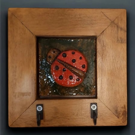AHŞAP ÇERÇEVELİ SERAMİK EL YAPIMI (HANDMADE) UĞUR BÖCEĞİ ANAHTARLIK 14,5x14,5x2,5cm