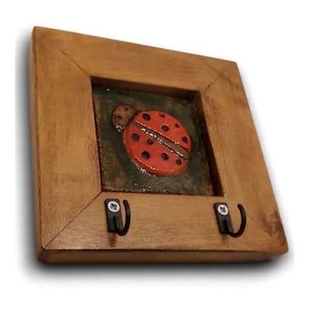 AHŞAP ÇERÇEVELİ SERAMİK EL YAPIMI (HANDMADE) UĞUR BÖCEĞİ ANAHTARLIK 14,5x14,5x2,5cm