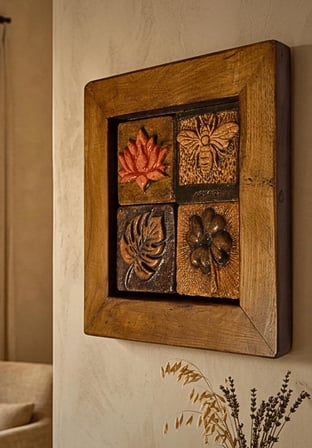 ⭐ Rustik Bohem El Yapımı Seramik Duvar Panosu – Ahşap Çerçeveli Dekor 23x23 cm