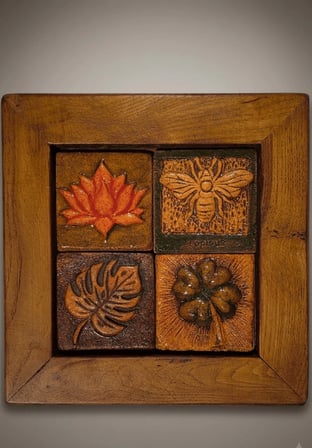 ⭐ Rustik Bohem El Yapımı Seramik Duvar Panosu – Ahşap Çerçeveli Dekor 23x23 cm