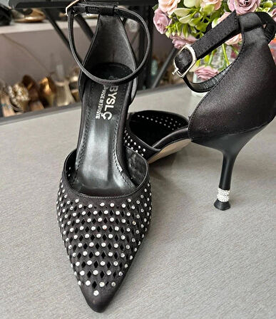 TAŞLI TOPUK SİYAH SATEN KAPALI TOPUK TAŞLI ABİYE AYAKKABI