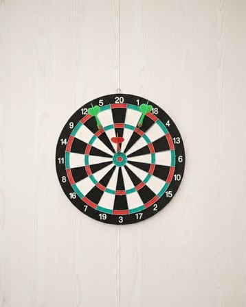15 İnç Dart Tahtası 4 Metal Uçlu Dart Oku Dayanıklı Ahşap Gövde