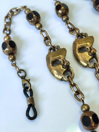 GÖZLÜK ZİNCİRİ ANTİK GOLD RENGİ ZİNCİRLİ MASK FİGÜRLÜ GERÇEK KRİSTAL TAŞ BONCUKLU
