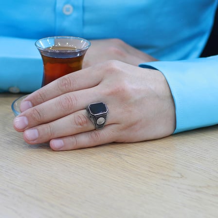 Nokta İşlemeli Siyah Oniks Taşlı İsme Özel Yazılı 925 Ayar Gümüş Erkek Yüzük