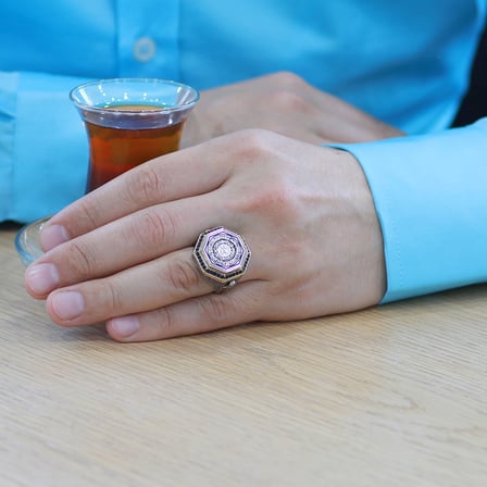 Hüsnü Hat Ayetel Kürsi Yazılı Mikro Zirkon Taş Süslemeli Geleneksel Motif Detaylı 925 Ayar Gümüş Erkek Yüzük