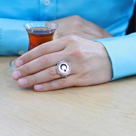 Üzeri Ay Yıldız Desenli Kenarı Geleneksel Motif Detaylı Firuze Taş Süslemeli 925 Ayar Gümüş Erkek Yüzük