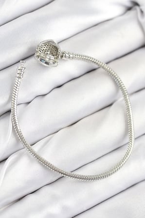 Pirinç Charm Zirkon Taşlı Kalp Model Gümüş Renk Kadın Bileklik
