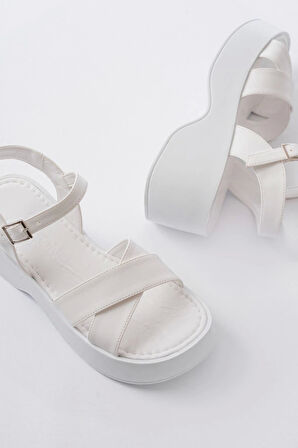 24414-1005 Beyaz Günlük Çapraz Dolgu Topuk Kadın Sandalet