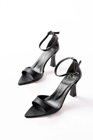 718 Siyah Cilt Sivri Burunlu Topuklu Bilekten Bağlamalı Kadın Ayakkabı