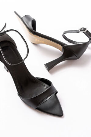 718 Siyah Cilt Sivri Burunlu Topuklu Bilekten Bağlamalı Kadın Ayakkabı