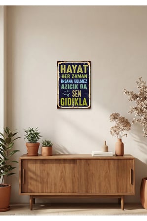Hayat Her Zaman İnsana Gülmez Retro Tablo – Eğlenceli Yazılı Vintage Dekoratif Poster | Ahşap & Metal