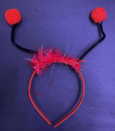 Siyah Kırmızı Ponponlu Gösteriler İçin Plastik Uğur Böceği Tacı