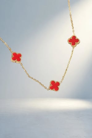 Gold Renk Kırmızı Yonca Kolye Kadınlar İçin Şık Tasarım