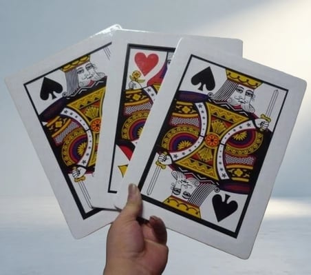 Etkileyici Üç Kart Sihirbazlık Oyunu Eğlenceli Performans